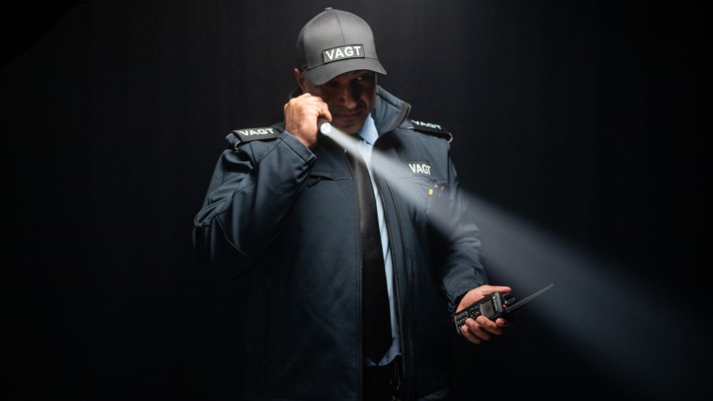 Billede til den relaterede nyhed Tjek overenskomsten, før du siger ja til et job i vagtbranchen